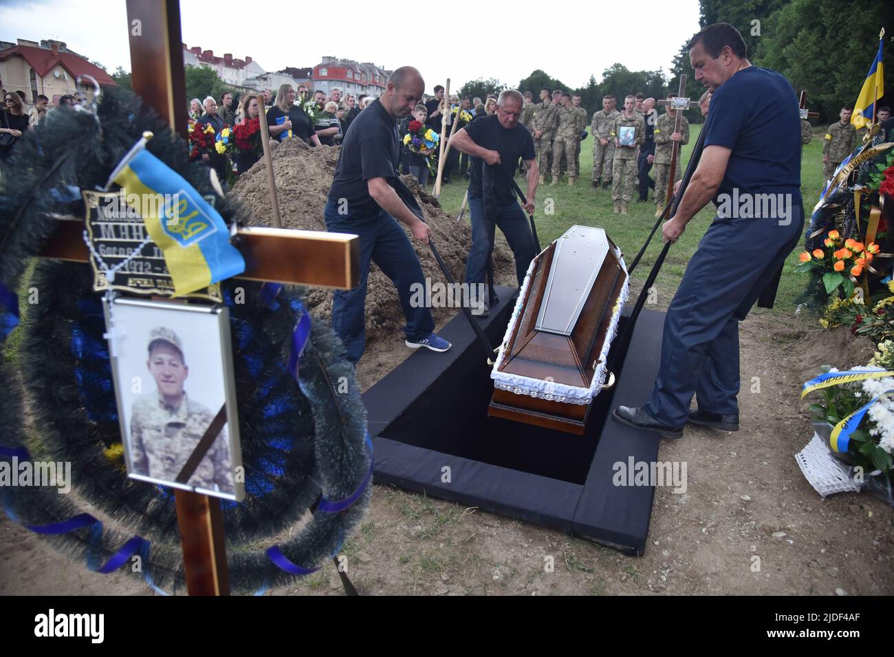 Lviv, Ukraine. 17th juin 2022. Les travailleurs des services funéraires abaissent le cercueil du soldat tombé lors de leur cérémonie funéraire à Lviv. Cérémonie funèbre du lieutenant principal Serhiy Spodarenko et du sergent junior Ivan Kerdman, qui est mort en bataille avec les troupes russes à Lviv. (Photo de Pavlo Palamarchuk/SOPA Images/Sipa USA) crédit: SIPA USA/Alay Live News Banque D'Images