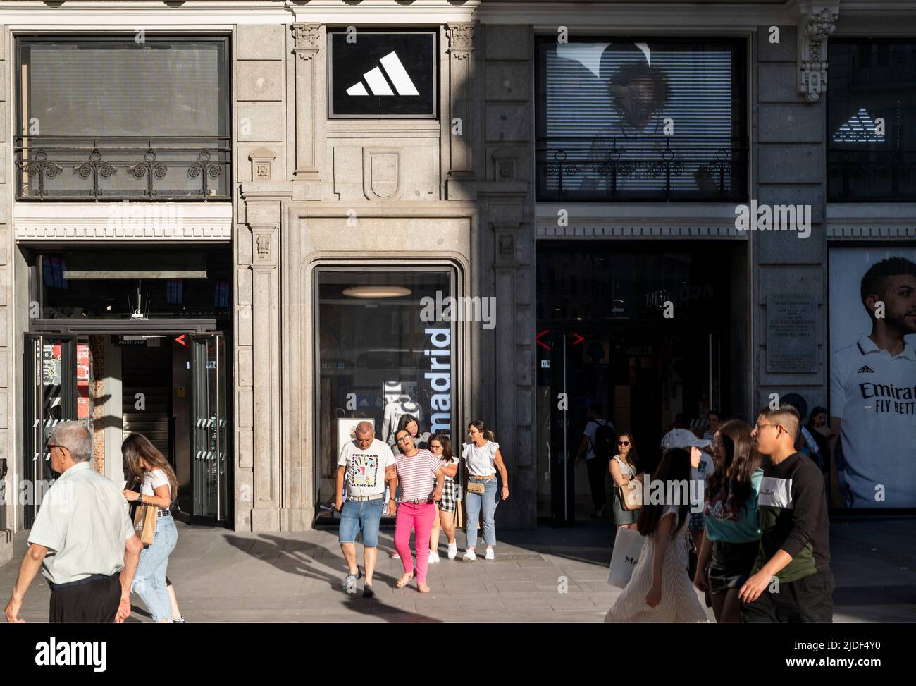 Des piétons marchent devant le magasin Adidas de la marque multinationale allemande de vêtements de sport en Espagne. Banque D'Images
