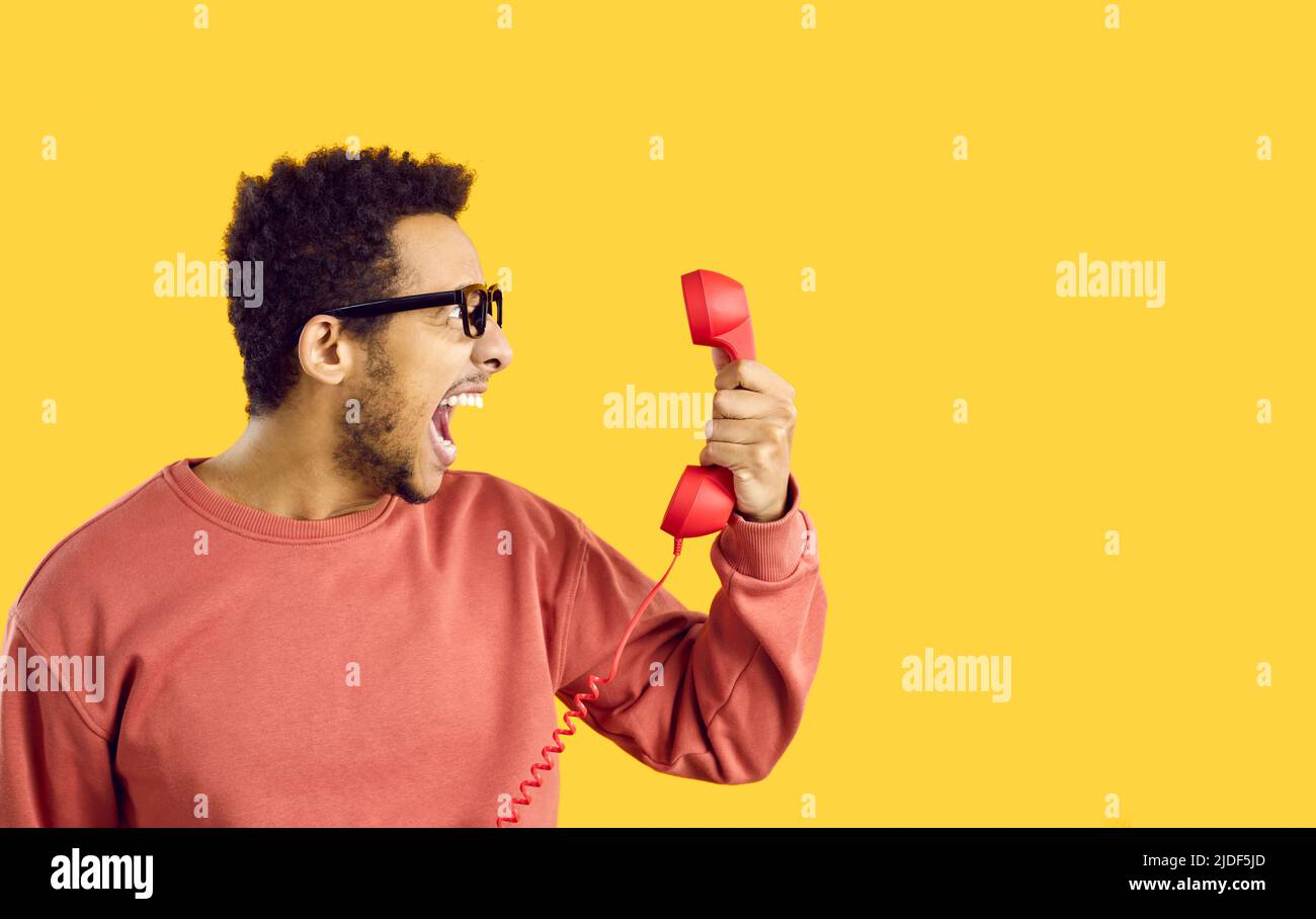 Furieux, un jeune Africain américain furieux a crié de rage sur son téléphone Banque D'Images