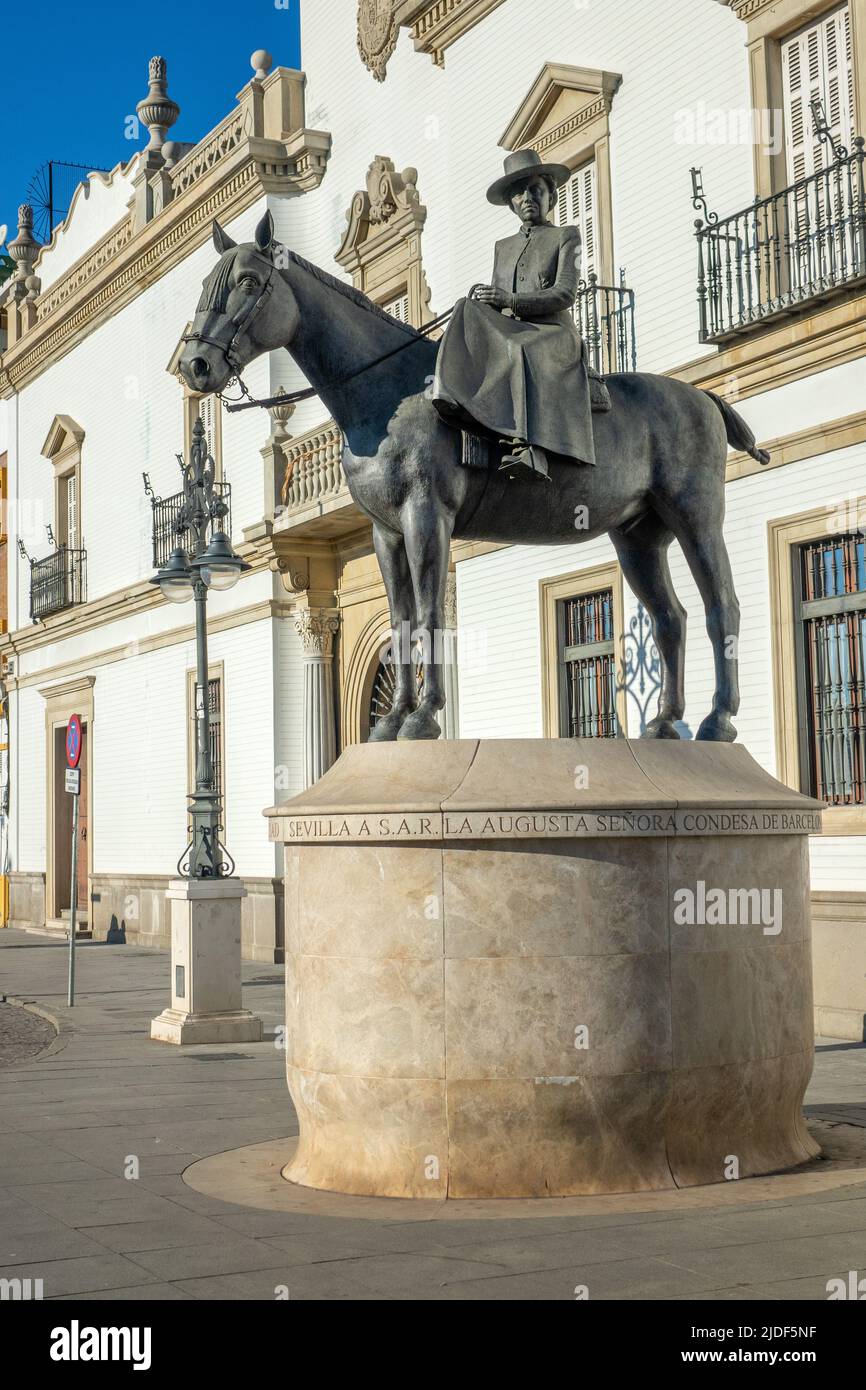 Comtesse de Barcelone (Condesa de Barcelona), Statue équestre devant Séville Bullring Real Maestranza, princesse Maria Mercedes de Bourbon-Two Sicil Banque D'Images