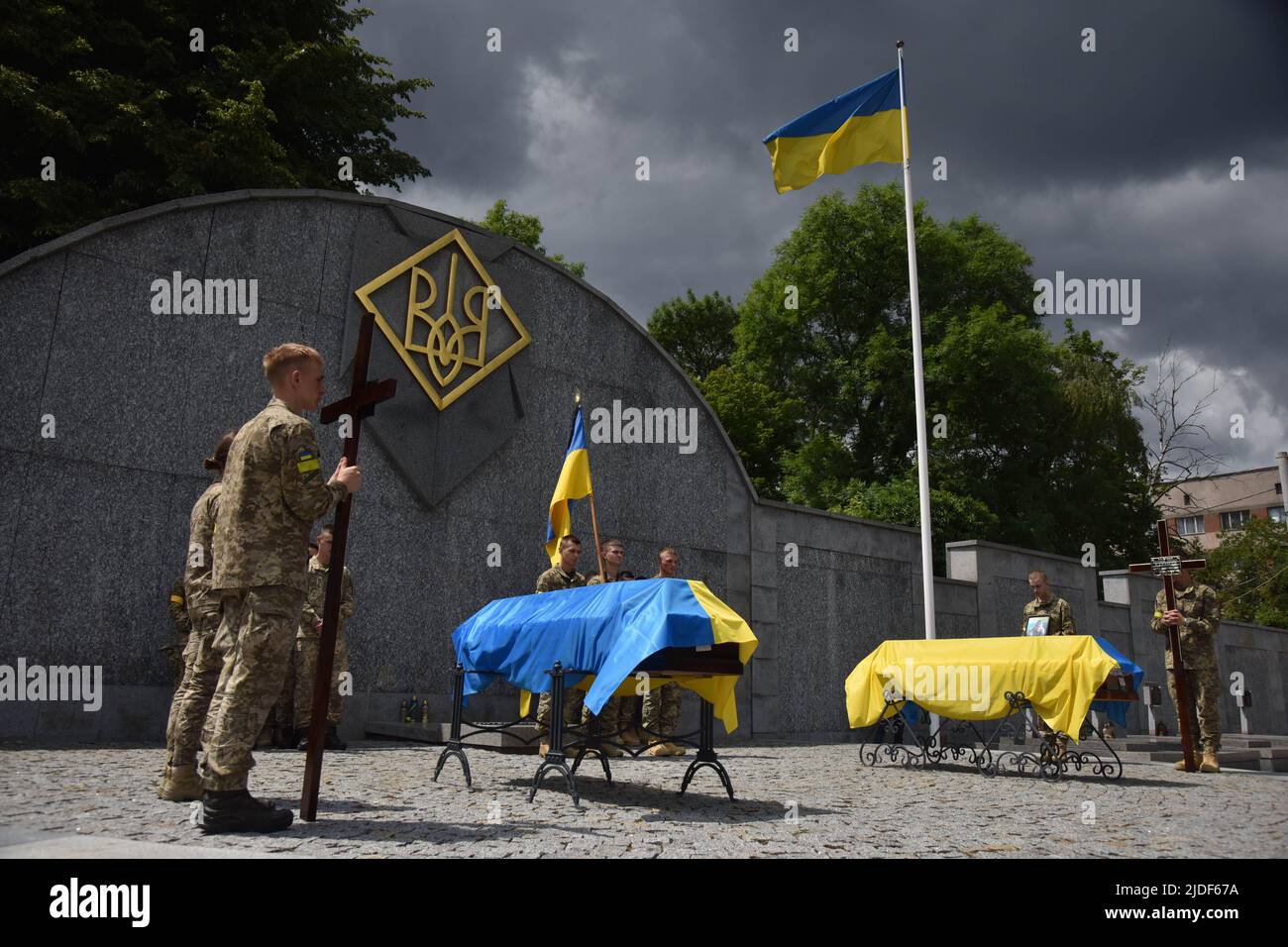 Lviv, Ukraine. 17th juin 2022. L'armée ukrainienne se trouve à côté des cercueils avec les corps lors de la cérémonie d'adieu des soldats tombés. Cérémonie funèbre du lieutenant principal Serhiy Spodarenko et du sergent junior Ivan Kerdman, qui est mort en bataille avec les troupes russes à Lviv. (Credit image: © Pavlo Palamarchuk/SOPA Images via ZUMA Press Wire) Banque D'Images