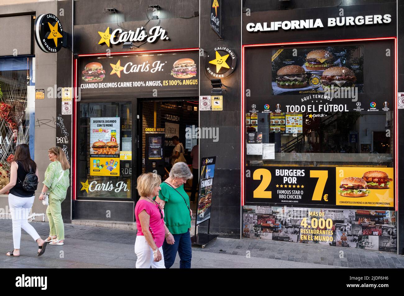 Madrid, Espagne. 20th juin 2022. Des piétons marchent devant la chaîne de restauration rapide américaine Carl's Jr (Carls Jr) en Espagne. (Photo de Xavi Lopez/SOPA Images/Sipa USA) crédit: SIPA USA/Alay Live News Banque D'Images