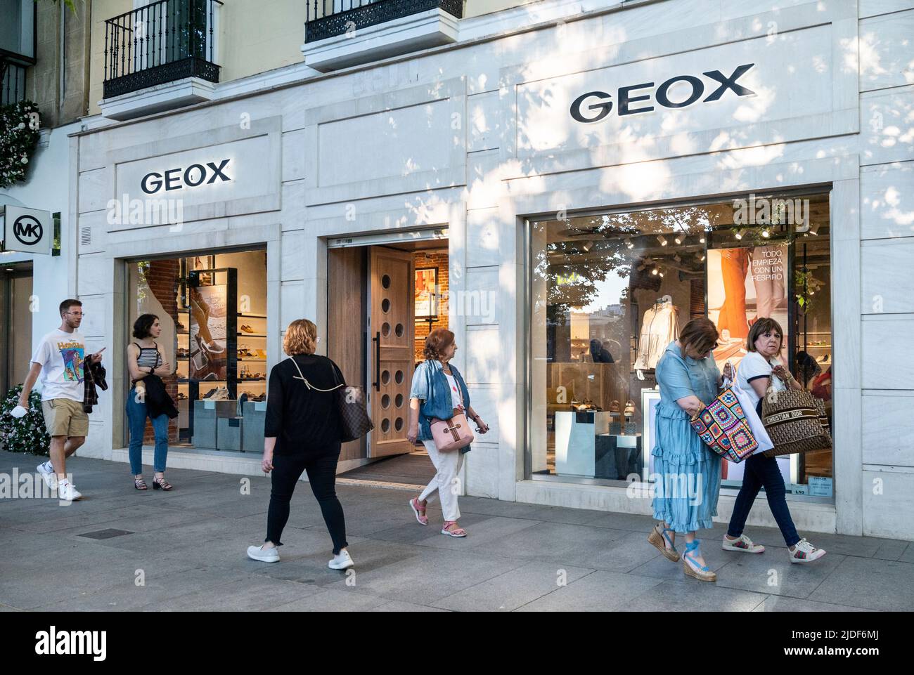 Madrid, Espagne. 20th juin 2022. Des piétons marchent devant le magasin Geox  de la marque italienne de chaussures en Espagne. (Photo de Xavi Lopez/SOPA  Images/Sipa USA) crédit: SIPA USA/Alay Live News Photo