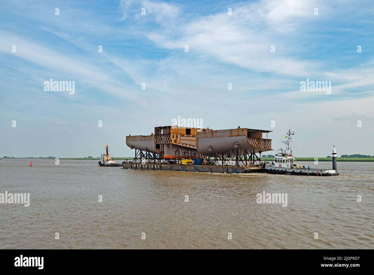 Gandersum, Basse-Saxe, Allemagne - 19 juin 2021: Deux remorqueurs et le ponton 'EMS Ponton 7' en opération sur le fleuve EMS Banque D'Images