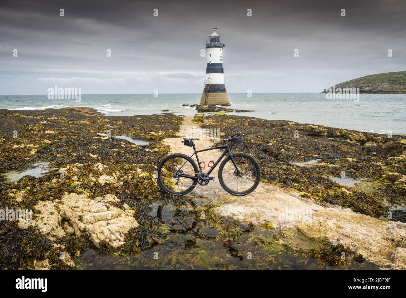 Black point, Penmon, Ynys Seiriol, Anglesey, pays de Galles du Nord, ROYAUME-UNI. Trwyn du Lighthouse à Penmon point a été construit par Trinity House en 1838 pour marquer le nord Banque D'Images