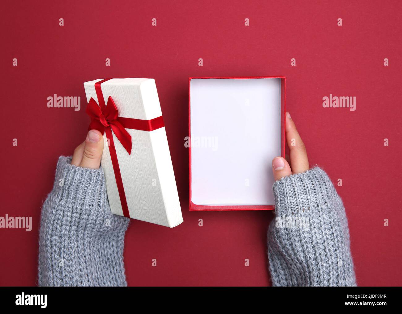 Mains tenant boîte cadeau ouvert.vide boîte papier de vacances produit publicité présentoir.cadeau de Noël.surprise de la Saint-Valentin.Contai de conception de nouvel an Banque D'Images