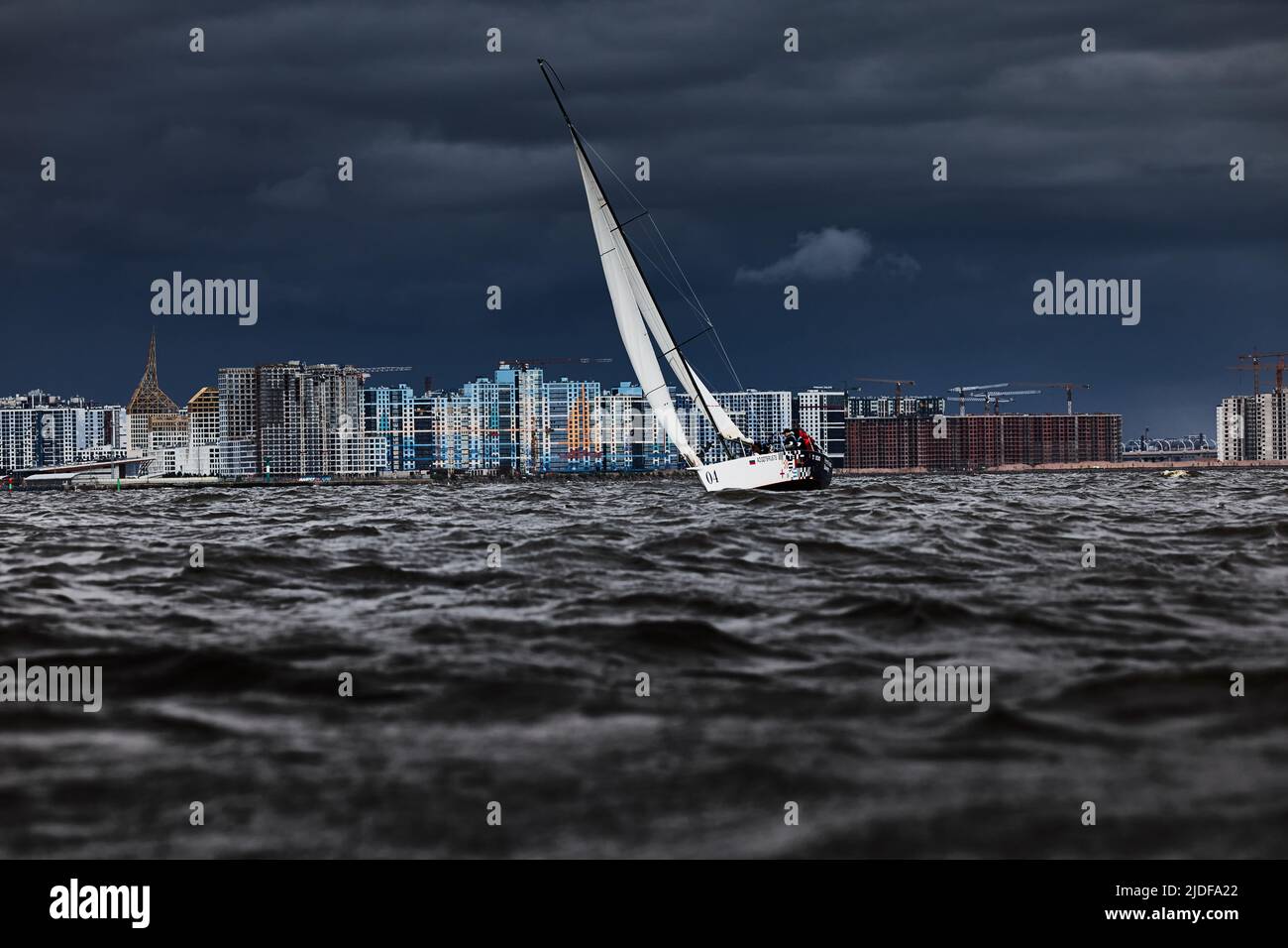 Russie, Saint-Pétersbourg, 17 juin 2022 : complexe résidentiel en construction sur le remblai de la rivière Neva, sur l'île de Vasilievsky, dans la cigogne Banque D'Images