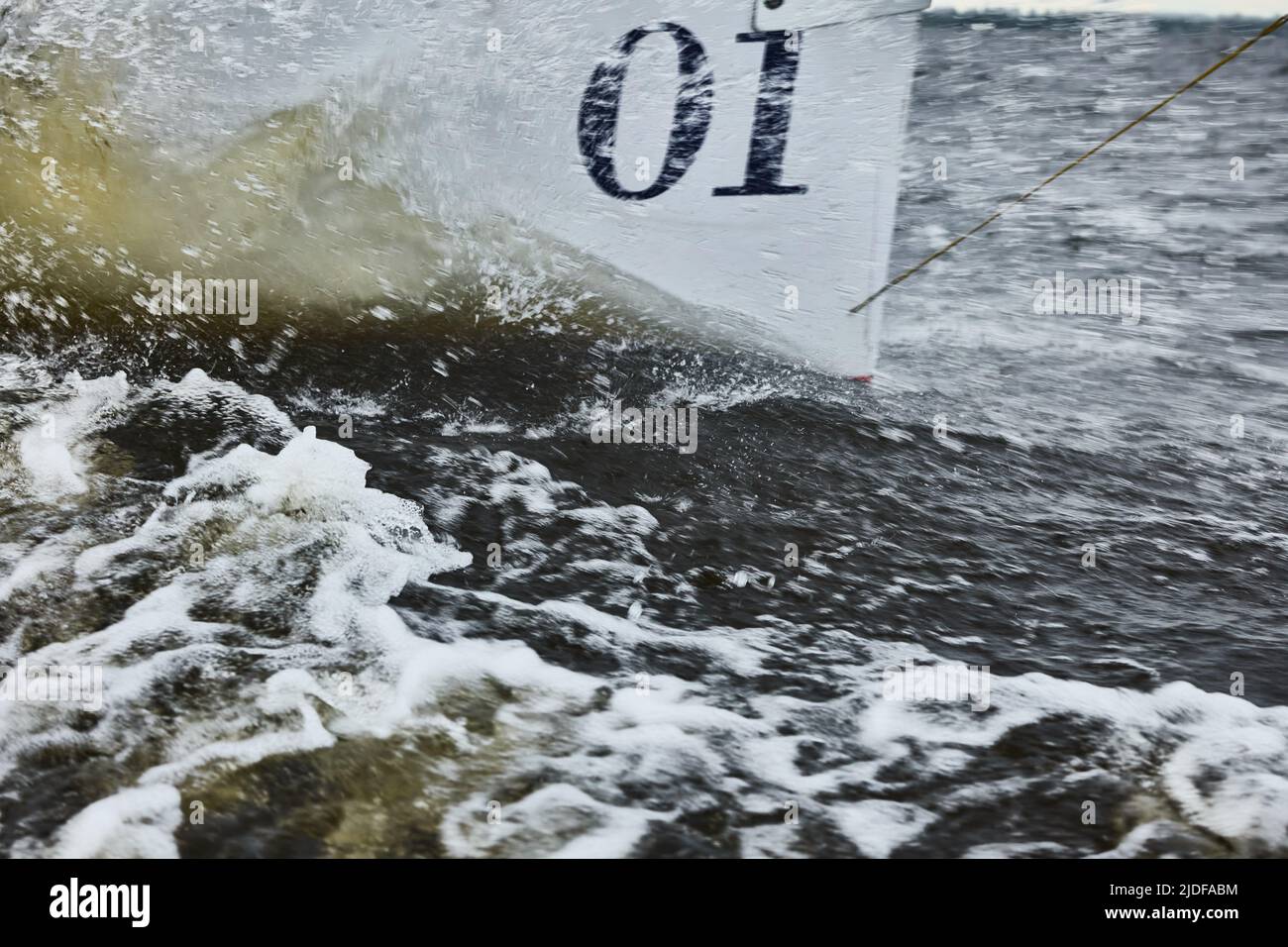 la proue du bateau coupe à travers l'eau, le mot d'ordre du yacht de voile dans la régate de voile au temps orageux, les éclaboussures d'eau, les courses chaudes, numéro un Banque D'Images