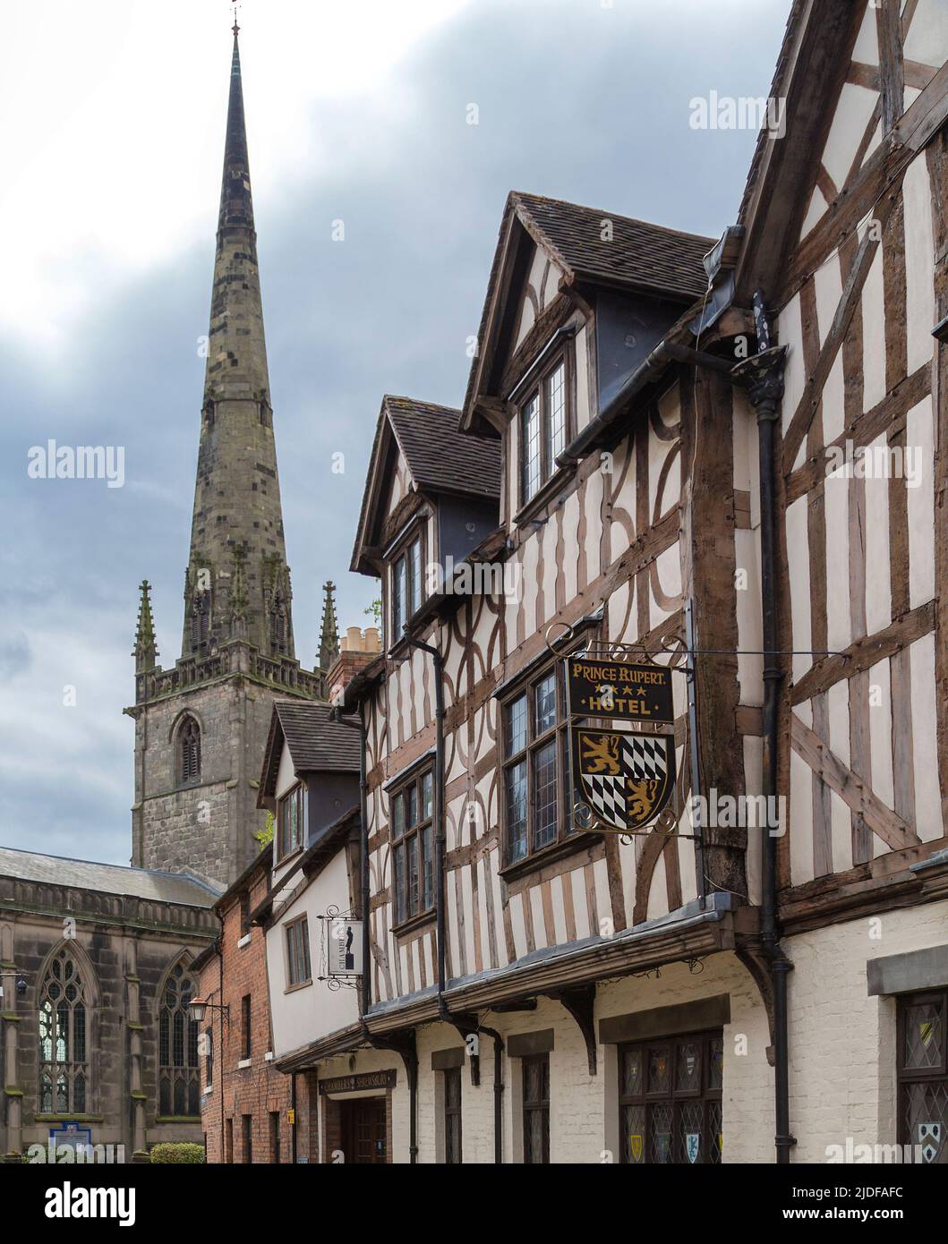 La ville marchande médiévale de Shrewsbury, en Angleterre. Avec l'architecture Tudor de l'hôtel Prince Rupert et la flèche de l'église Saint-Alkmunds. Banque D'Images