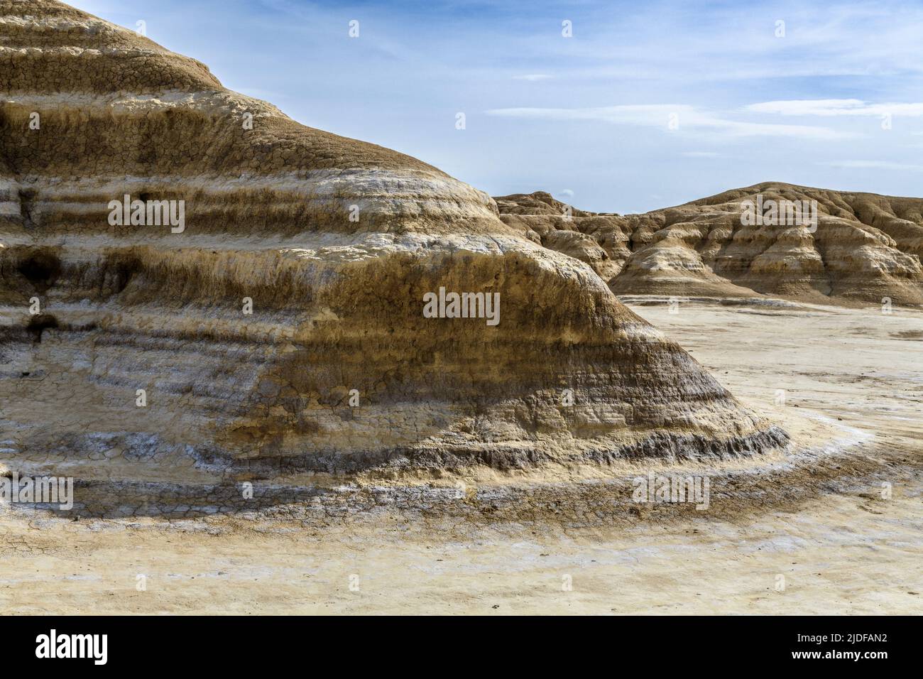 Vue sur les formations géologiques typiques du désert de Bardenas Reales. Bardenas Reales, Espagne, 30 avril 2022. Banque D'Images