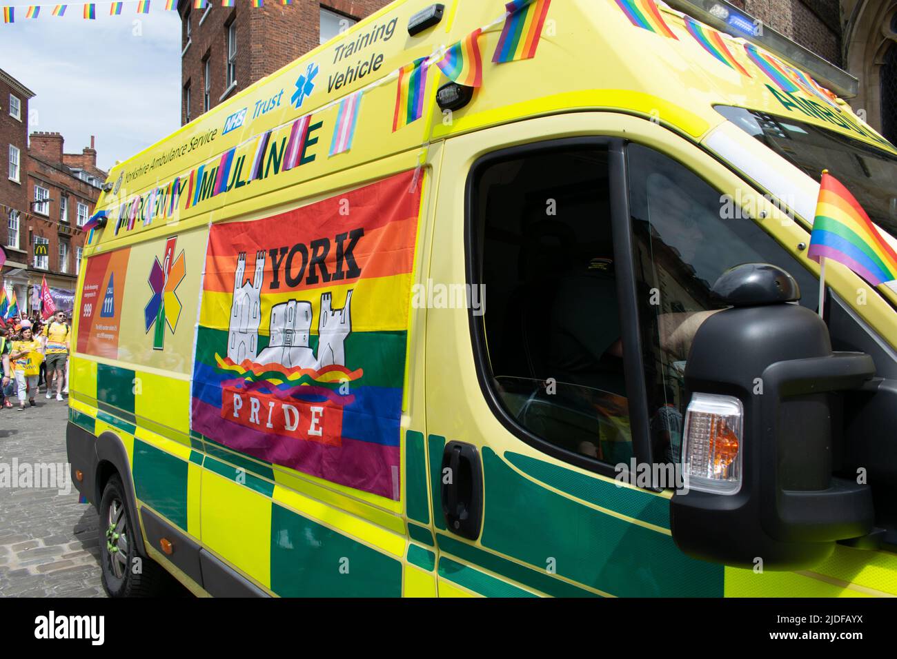 York Pride Parade. Ambulance avec texte du panneau York Pride. Yorkshire, Royaume-Uni Banque D'Images