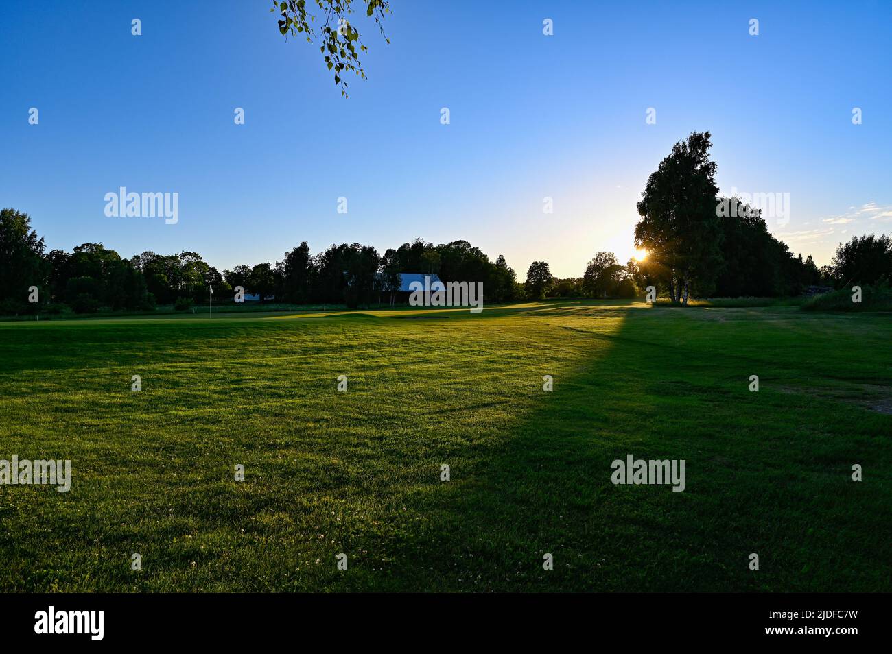 Lumière du soir sur le parcours de golf de Kumla en Suède Banque D'Images