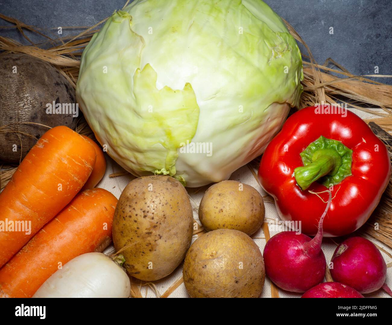 Récolte du jardin sur la table. Kit Farmer.Borsch. Racines. Produits du jardin. La vie des légumes. Une alimentation saine. Banque D'Images