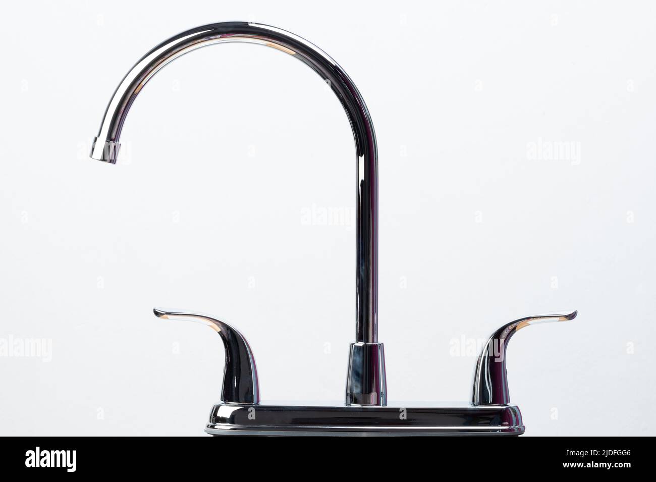 Vue latérale du mélangeur d'eau inoxydable de cuisine isolé sur fond blanc Banque D'Images