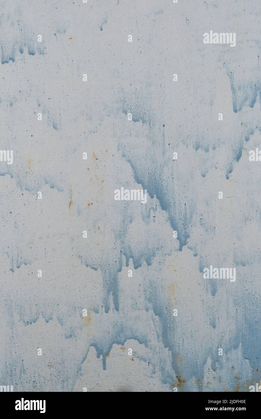 Arrière-plan abstrait un vieux mur en métal gris avec une bande de peinture bleue Banque D'Images