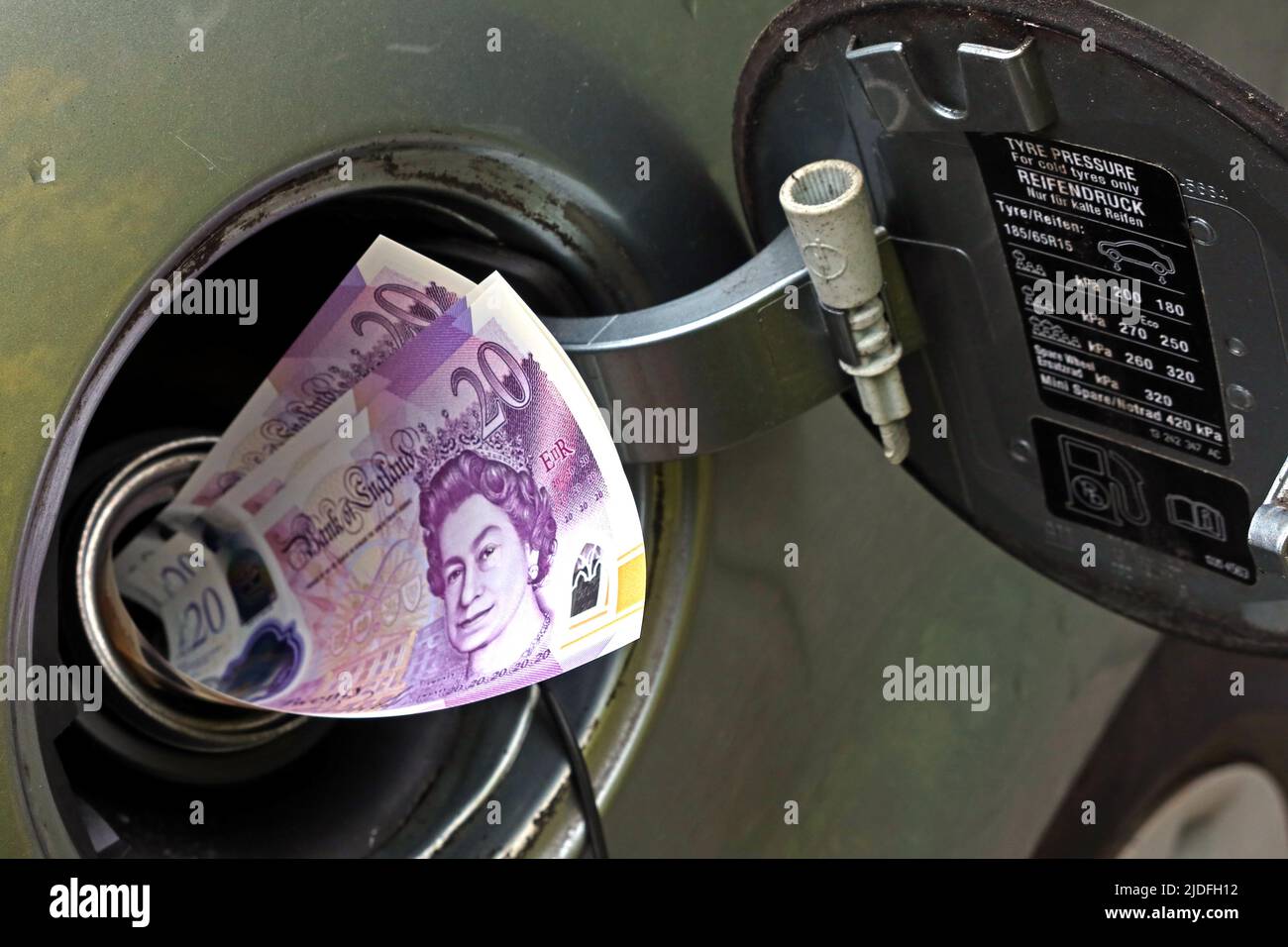Inflation du prix du carburant - près de £100 pour remplir un réservoir d'une voiture familiale. Vingt notes Pound Banque D'Images
