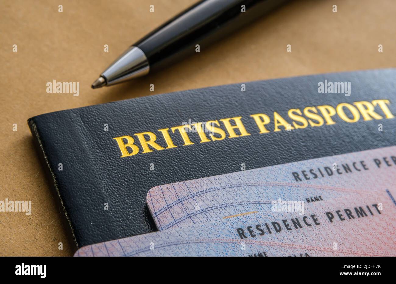 Cartes biométriques de permis de séjour (congé indéterminé, ILR) placées sur le passeport britannique. Concept de naturalisation. Stafford, Kin Banque D'Images