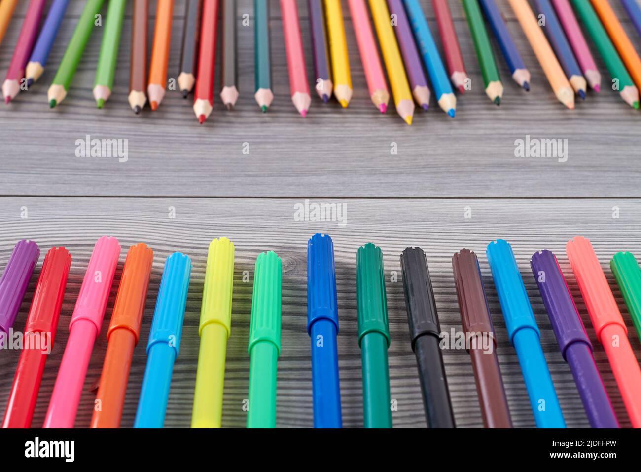 Gros plan de stylos colorés sur un bureau gris. Stylos et crayons à pointe feutre. Banque D'Images