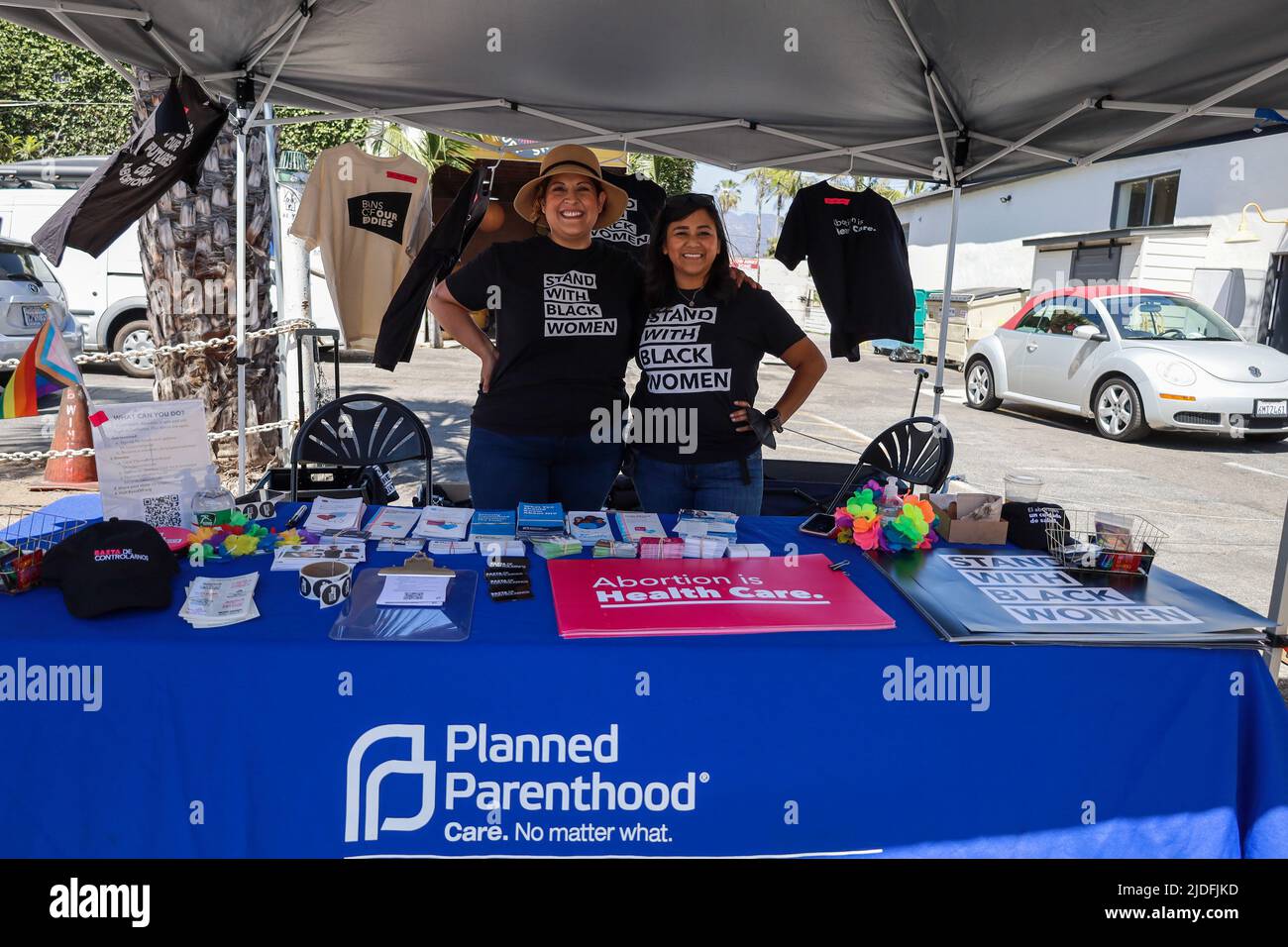 Santa Barbara, Californie, États-Unis. 19th juin 2022. Planned Parenthood accueille un stand lors de la dix-septième célébration à Santa Barbara. La femme qui distribue des brochures porte des TEE-SHIRTS qui lisent « nous nous tenons avec les femmes noires ». Le dix-septième jour est maintenant une fête nationale officielle aux États-Unis, et des centaines de personnes étaient présentes pour célébrer l'anniversaire de la fin de l'esclavage, et pour promouvoir les entreprises africaines américaines et à but non lucratif au service des communautés noires au marché de l'Artisan noir parrainé par Junetdix-septième SB. Le thème de cette année est l'entraide pour les gens. (Credit image: © Amy Katz/ZUMA Press Wi Banque D'Images