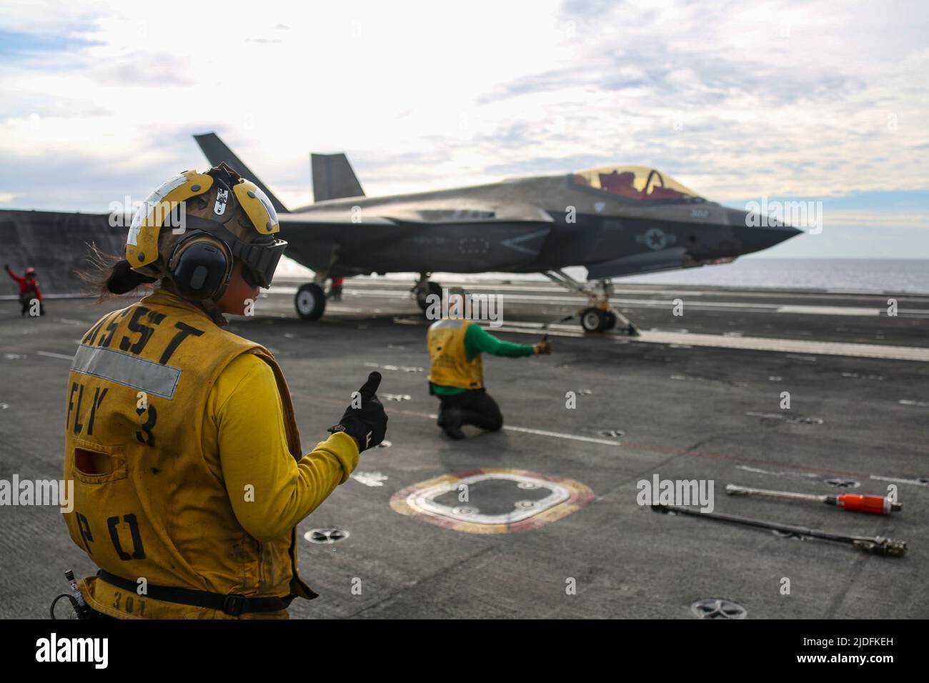 MER DES PHILIPPINES (17 juin 2022) Aviation Boatswain's Mate (Handling) 2nd Class Princes Rosit, de Kalihi, Hawaï, dirige un F-35C Lightning II, affecté aux 'Chevaliers noirs' de l'escadron d'attaque de chasseurs maritimes (VMFA) 314, sur le pont de vol du porte-avions de la classe Nimitz USS Lincoln Abraham (CVN 72). Abraham Lincoln Strike Group est en cours de déploiement prévu dans la zone d'exploitation de la flotte américaine 7th afin d'améliorer l'interopérabilité par le biais d'alliances et de partenariats tout en servant de force d'intervention prête à l'emploi pour soutenir une région Indo-Pacifique libre et ouverte. (É.-U. Navy photo par communication de masse Banque D'Images