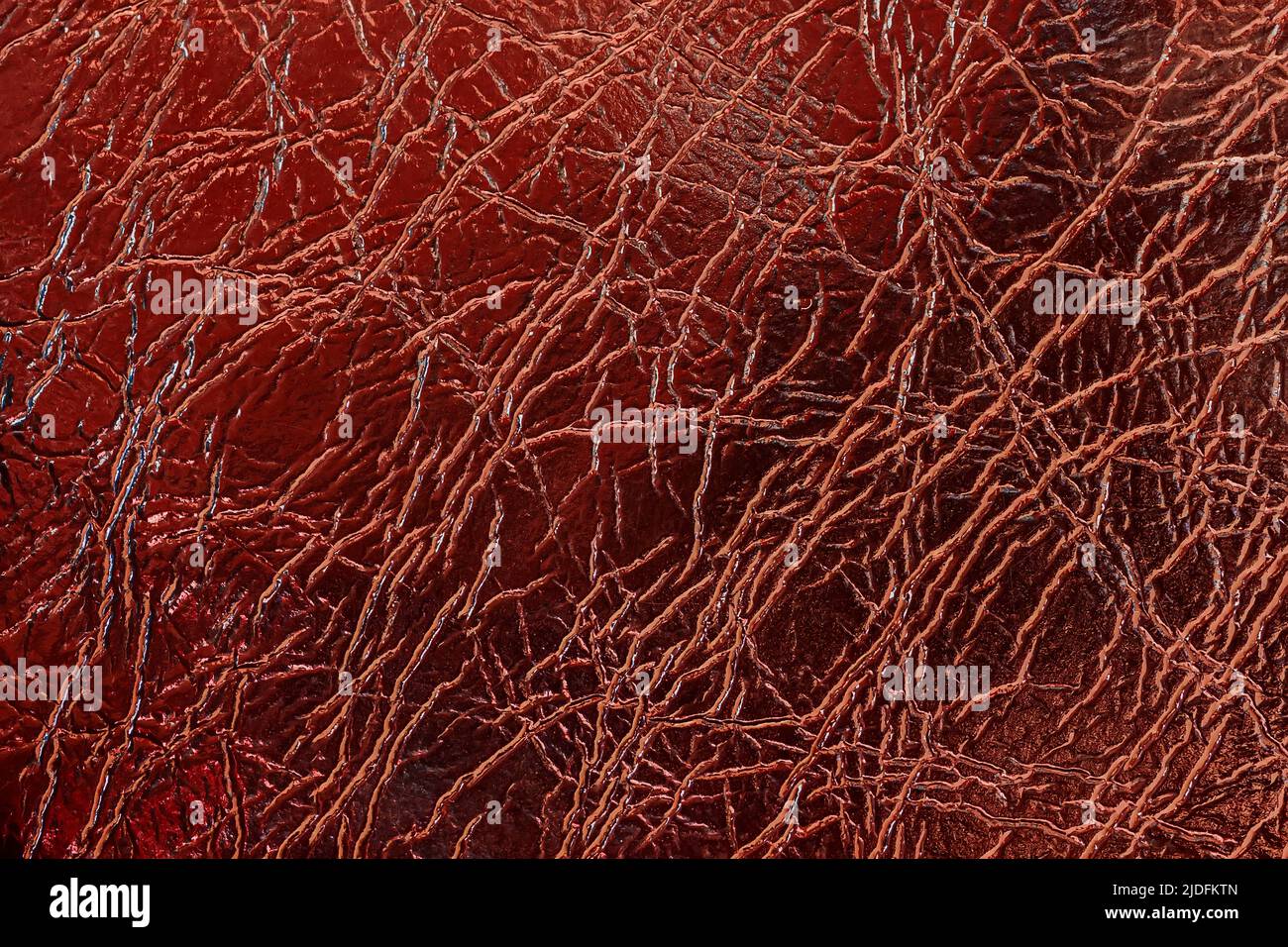 Texture de cuir verni froissé de couleur bordeaux, arrière-plan abstrait Banque D'Images