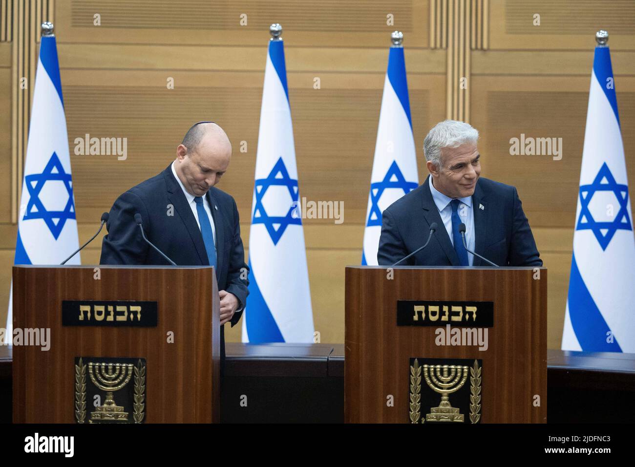 (220620) -- JÉRUSALEM, 20 juin 2022 (Xinhua) -- le Premier ministre israélien Naftali Bennett (L) et le Premier ministre suppléant Yair Lapid font une déclaration commune à la presse à Jérusalem, sur 20 juin 2022. Le fragile gouvernement de coalition d'Israël votera pour dissoudre le Parlement la semaine prochaine, a annoncé lundi le Bureau du Premier ministre d'Israël, envoyant le pays aux cinquième élections en trois ans. (JINI via Xinhua) Banque D'Images