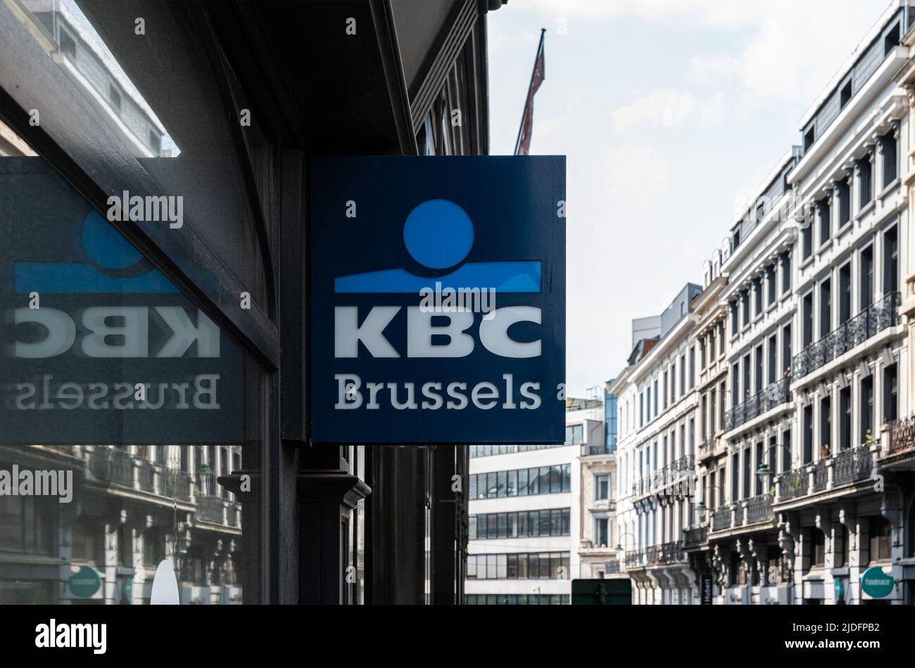 Brussel Old Town, Belgique, 06 19 2022 - signe reflété de la société de banque de détail KBC dans une grande agence Banque D'Images