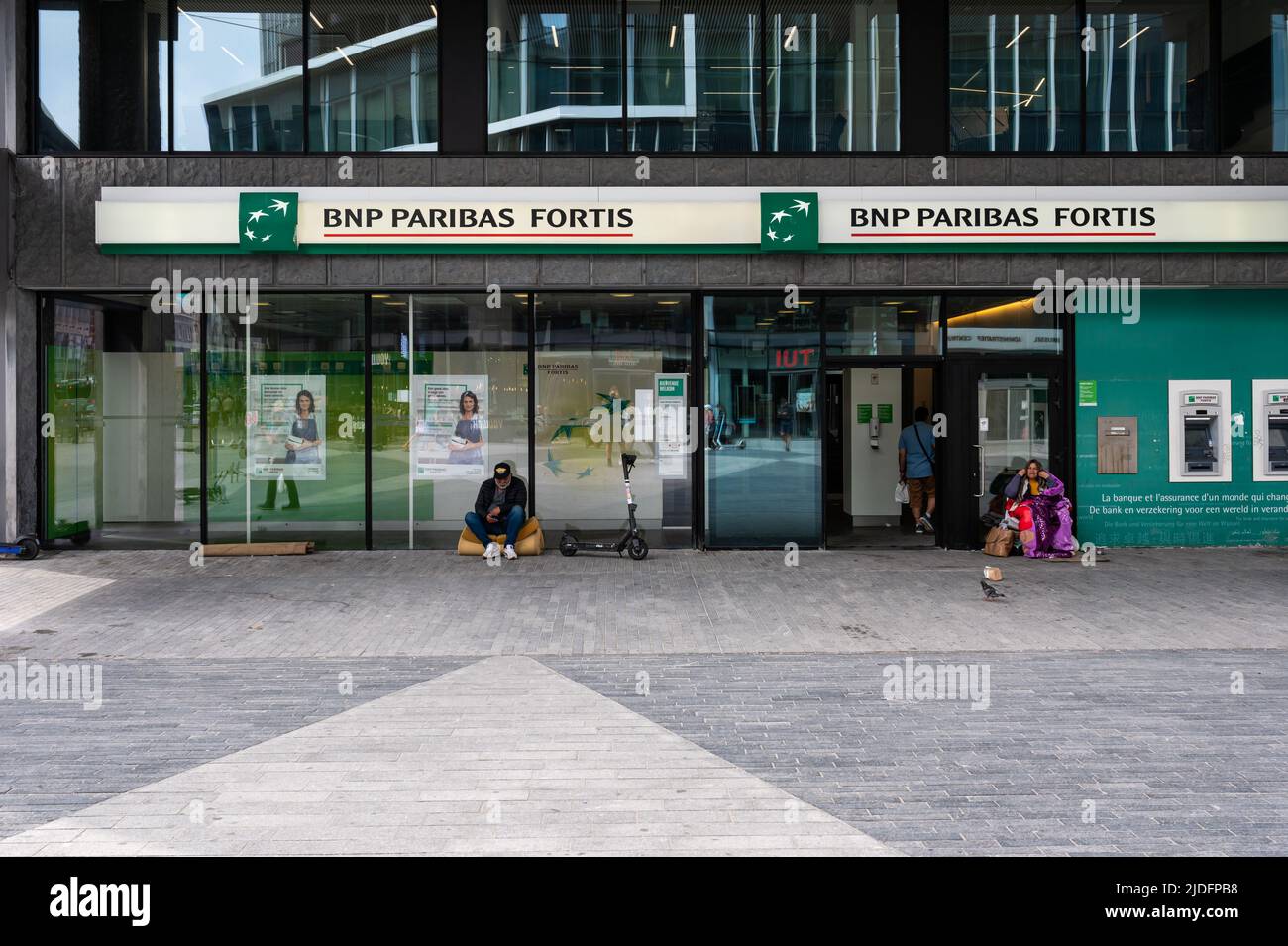 Bruxelles Vieille ville, Belgique, 06 19 2022 - deux mendiants assis devant l'agence bancaire BNP Paribas Banque D'Images