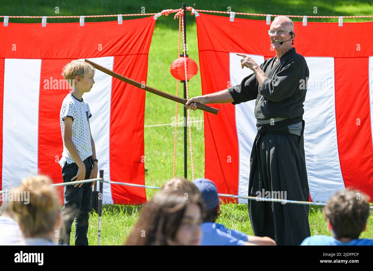 Les élèves de l'école sont instruits à une exposition d'armes japonaises pendant le jour d'ouverture du Daily Mail Chalke Valley History Festival à Salisbury. Date de la photo: Lundi 20 juin 2022. Banque D'Images