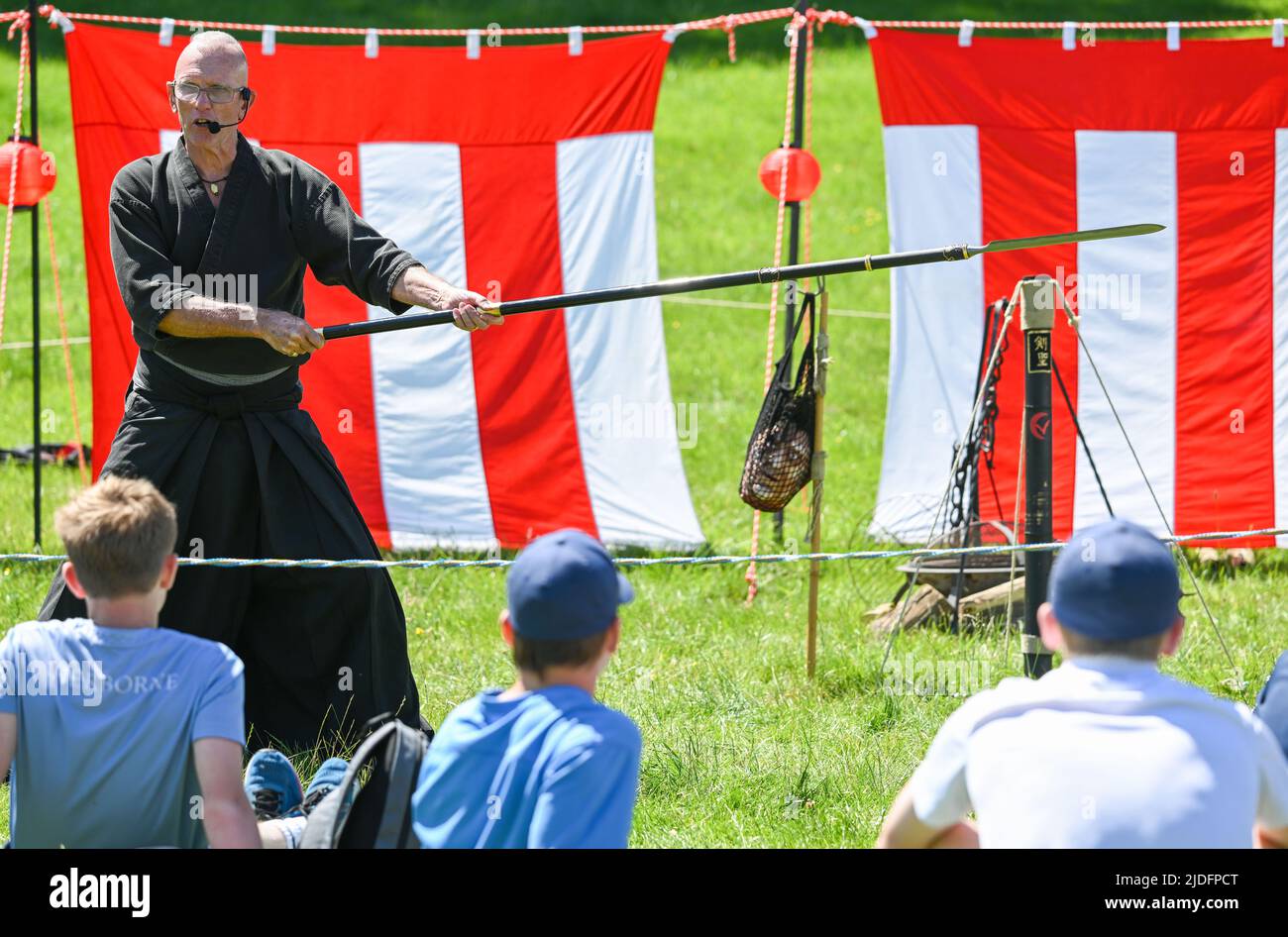 Les élèves de l'école sont instruits à une exposition d'armes japonaises pendant le jour d'ouverture du Daily Mail Chalke Valley History Festival à Salisbury. Date de la photo: Lundi 20 juin 2022. Banque D'Images