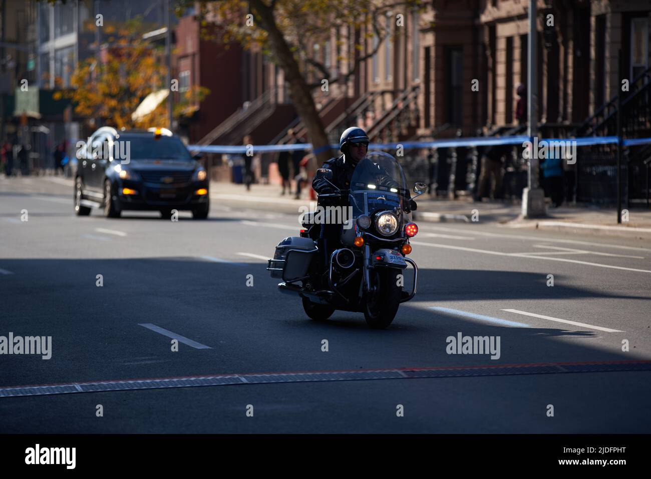 Brooklyn, New York, États-Unis - 3 novembre. 2019: Conduite de moto de police en face de NYC Marathon en train de sécuriser la voie pour les coureurs Banque D'Images