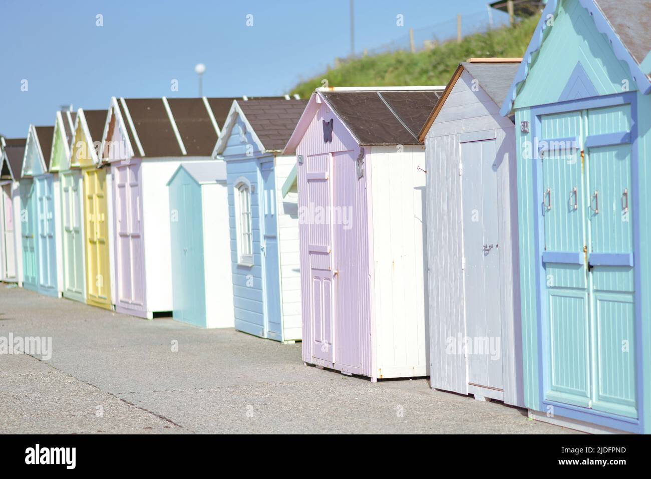 Maisons en bois de couleur sur la côte de l'océan echelle cabines à Saint Aubin sur mer Banque D'Images