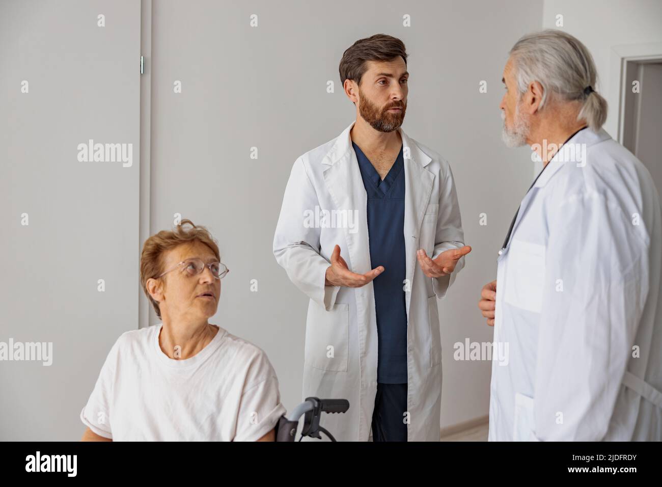 Les médecins professionnels discutent du diagnostic du patient dans le hall de l'hôpital Banque D'Images