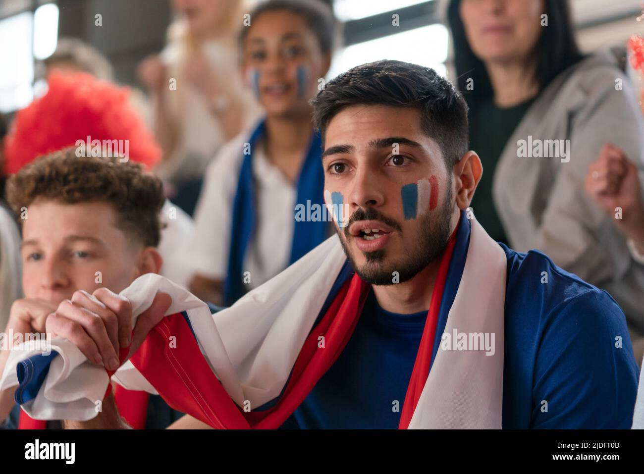 Les fans de football français célèbrent leur équipe au stade. Banque D'Images