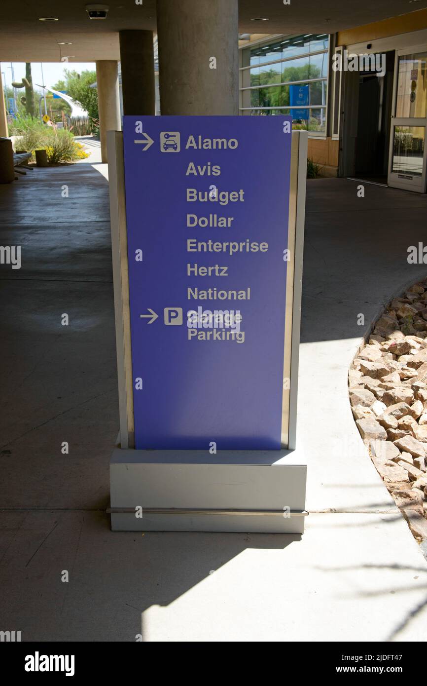 Panneau indiquant les comptoirs des sociétés de location de voitures à l'aéroport international de Tucson, Arizona Banque D'Images