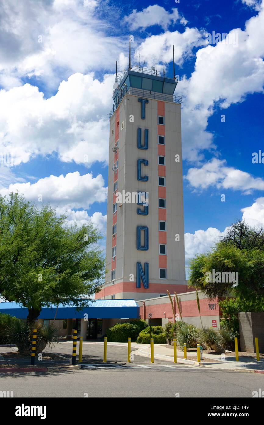 La célèbre tour de contrôle de l'aéroport international de Tucson avec sa signalisation Neon. Banque D'Images