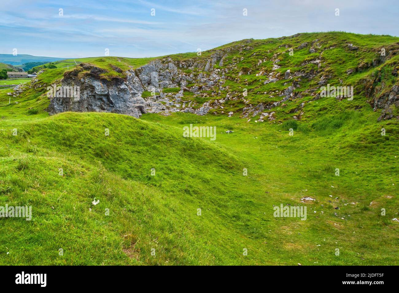 L'affleurement calcaire du récif vu dans une ancienne carrière à Windy Knoll, Castleton. Les dépôts de bitume (elaterite) peuvent être trouvés suintement de la roche ici. Banque D'Images