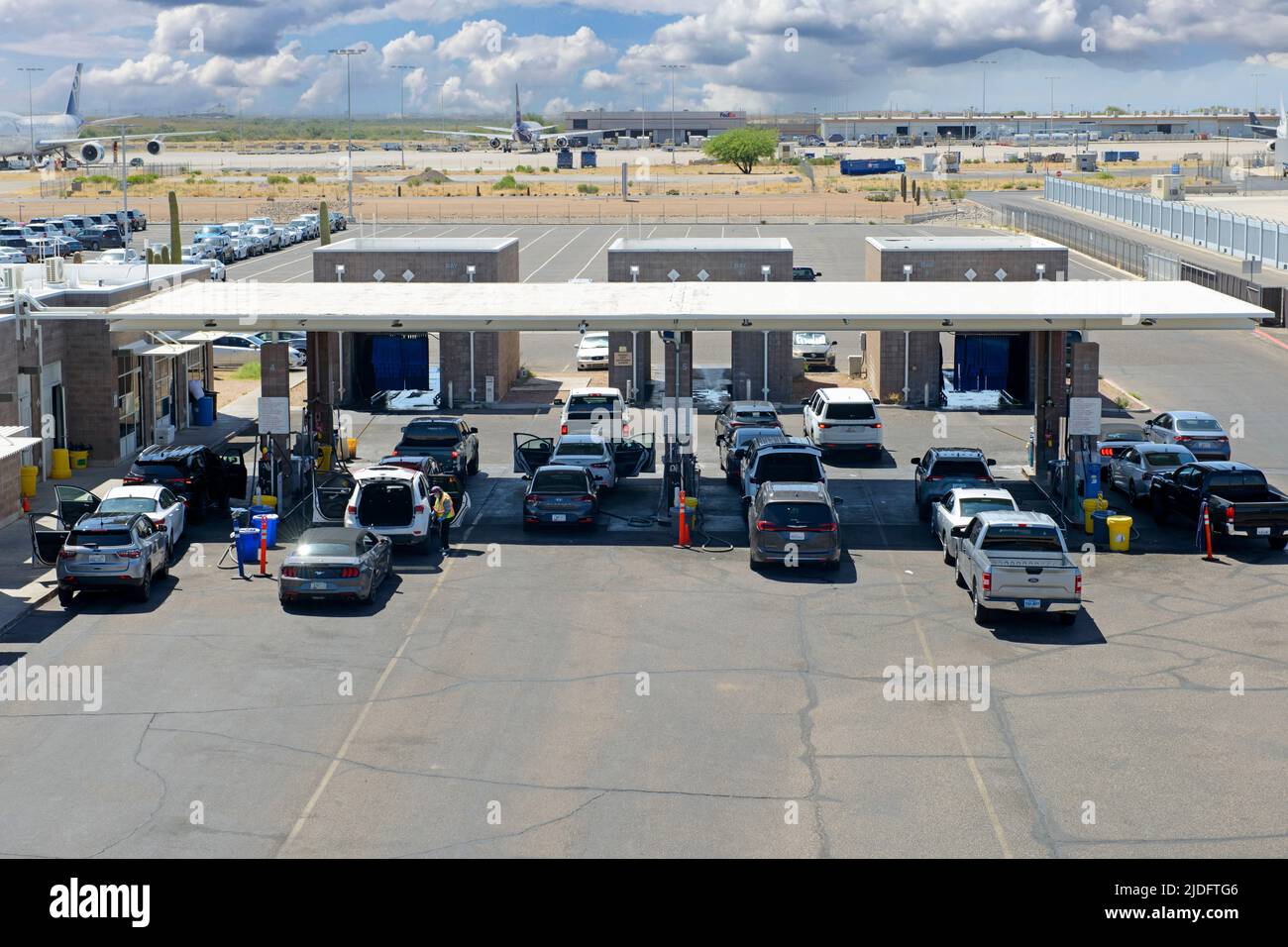 Service de nettoyage et d'assainissement des véhicules de location à l'aéroport international de Tucson, Arizona Banque D'Images