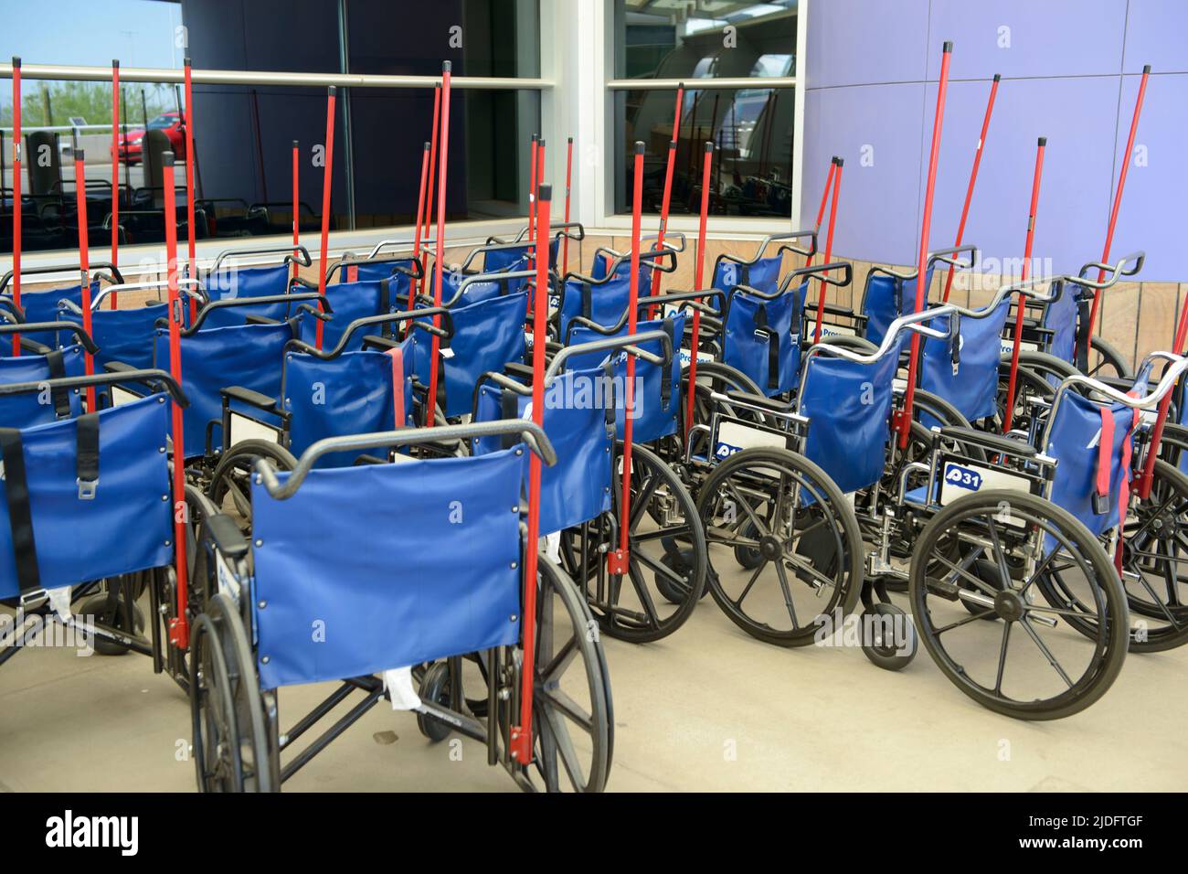 Fauteuils roulants à l'extérieur de l'aéroport international de Tucson pour les passagers handicapés. Banque D'Images