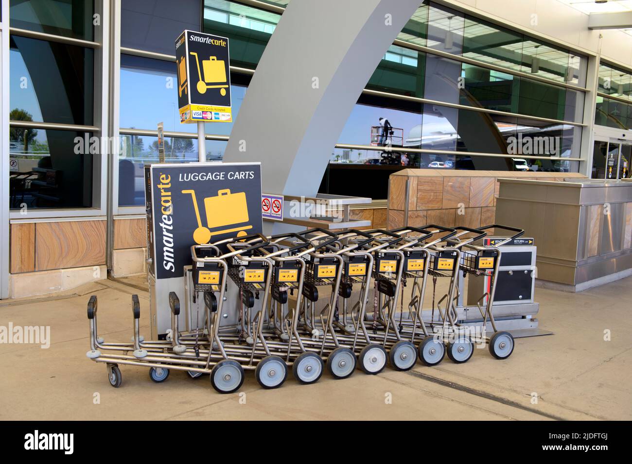 Location de voiturette à bagages à l'aéroport international de Tucson en Arizona Banque D'Images