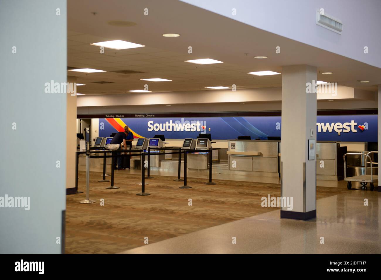 Enregistrement d'un passager solitaire à Southwest Airlines à l'aéroport national de Tucson, Arizona Banque D'Images