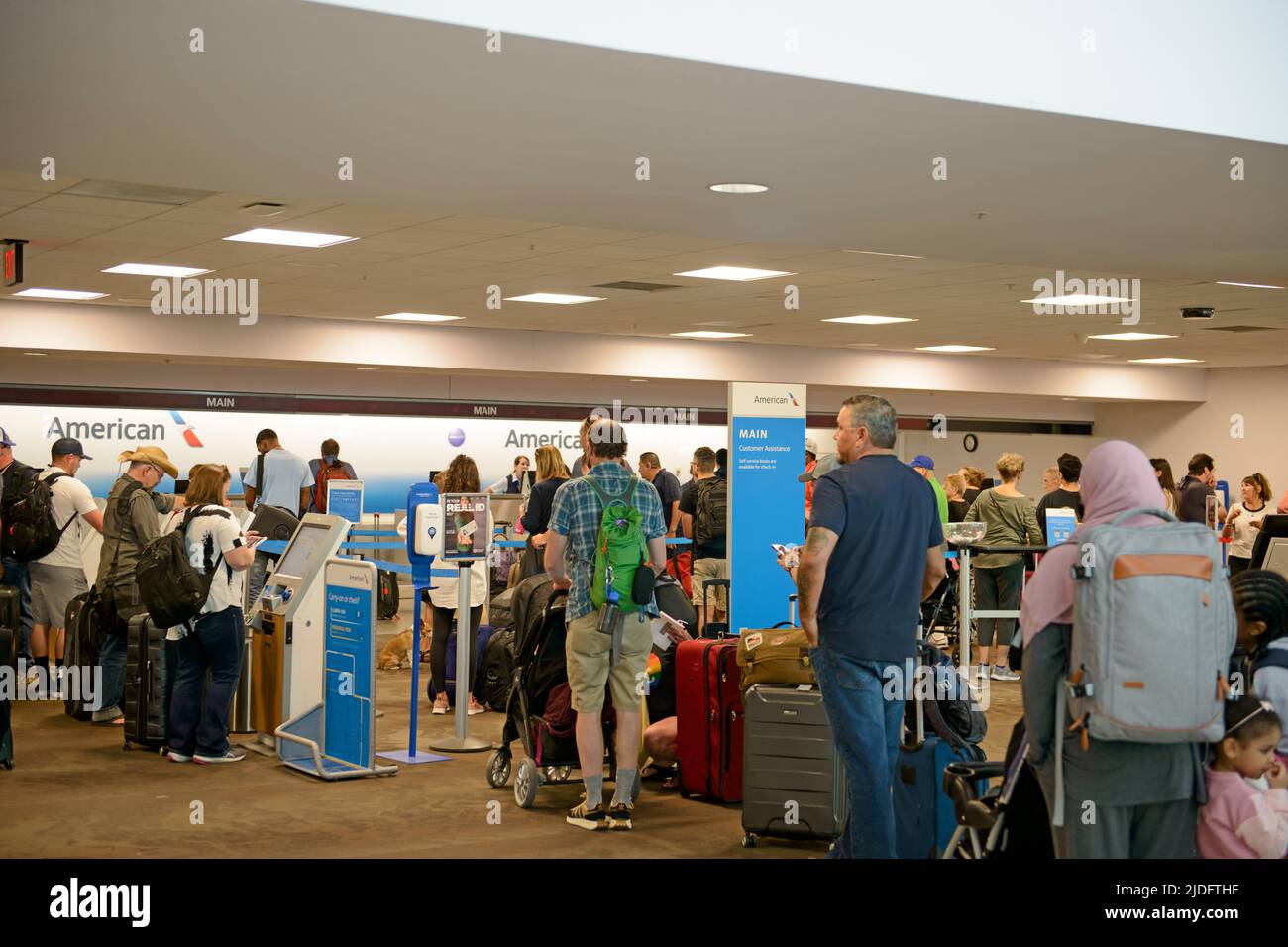 Un grand groupe de personnes attendent pour s'enregistrer aux comptoirs d'American Airlines de l'aéroport international de Tucson, Arizona Banque D'Images