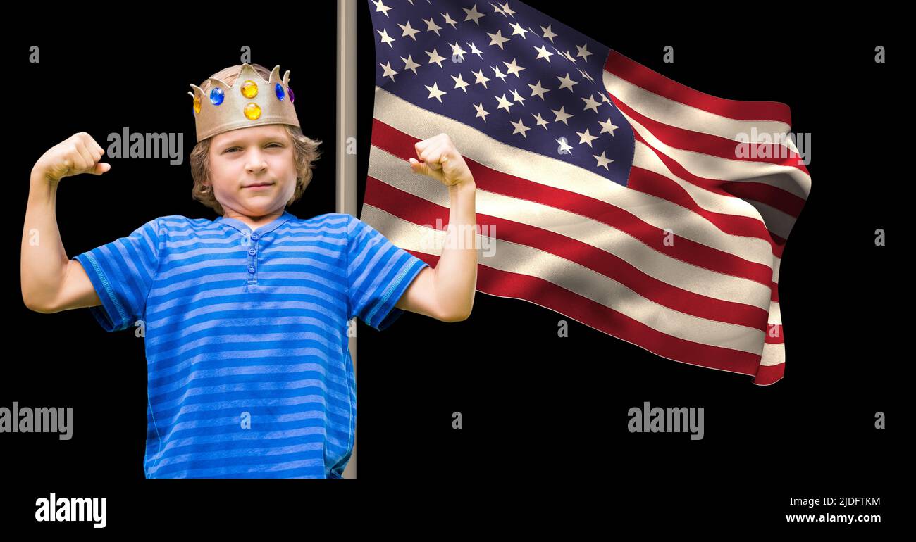 Un garçon caucasien portant une couronne en flexion de ses biceps contre le drapeau américain agité avec un espace de copie Banque D'Images