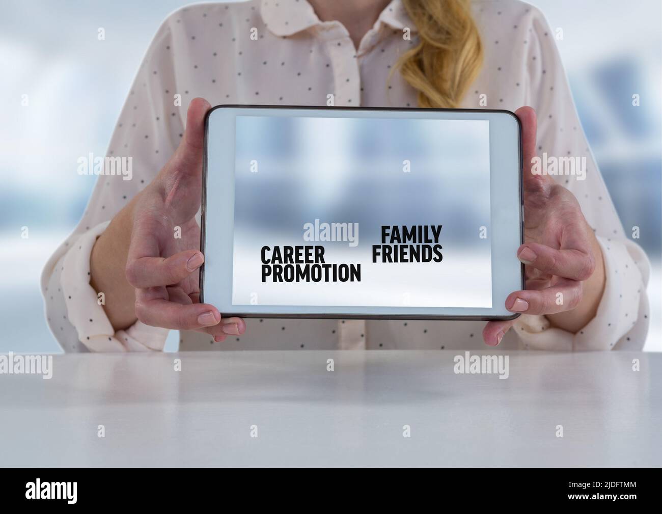 Milieu de section de femme tenant une tablette numérique avec des textes de carrière, de promotion, de famille et d'amis Banque D'Images