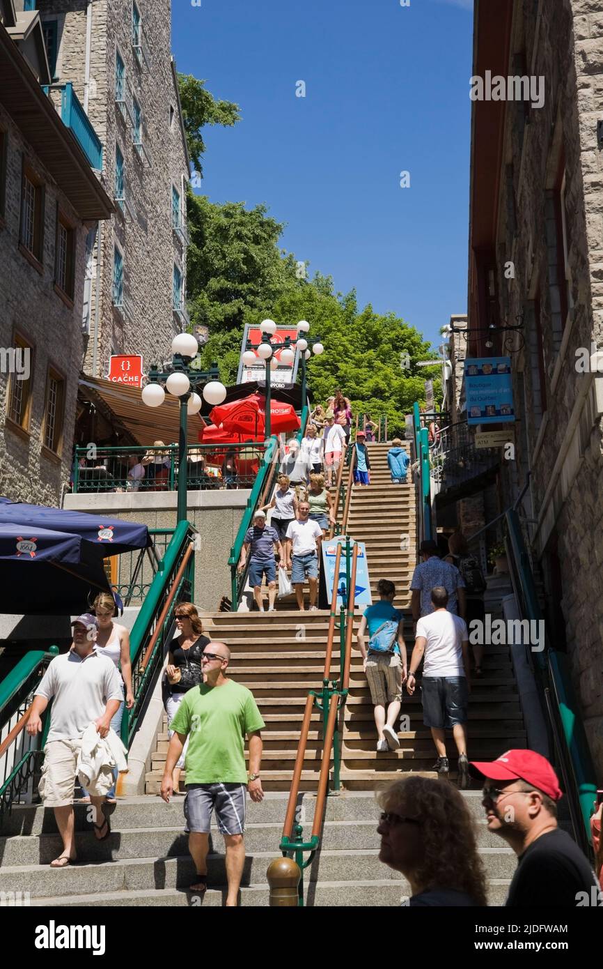 Touristes sur l'Escalier chasse-cou ou escaliers à casse-tête en anglais, Basse-ville, Vieux-Québec, Québec, Canada. Banque D'Images