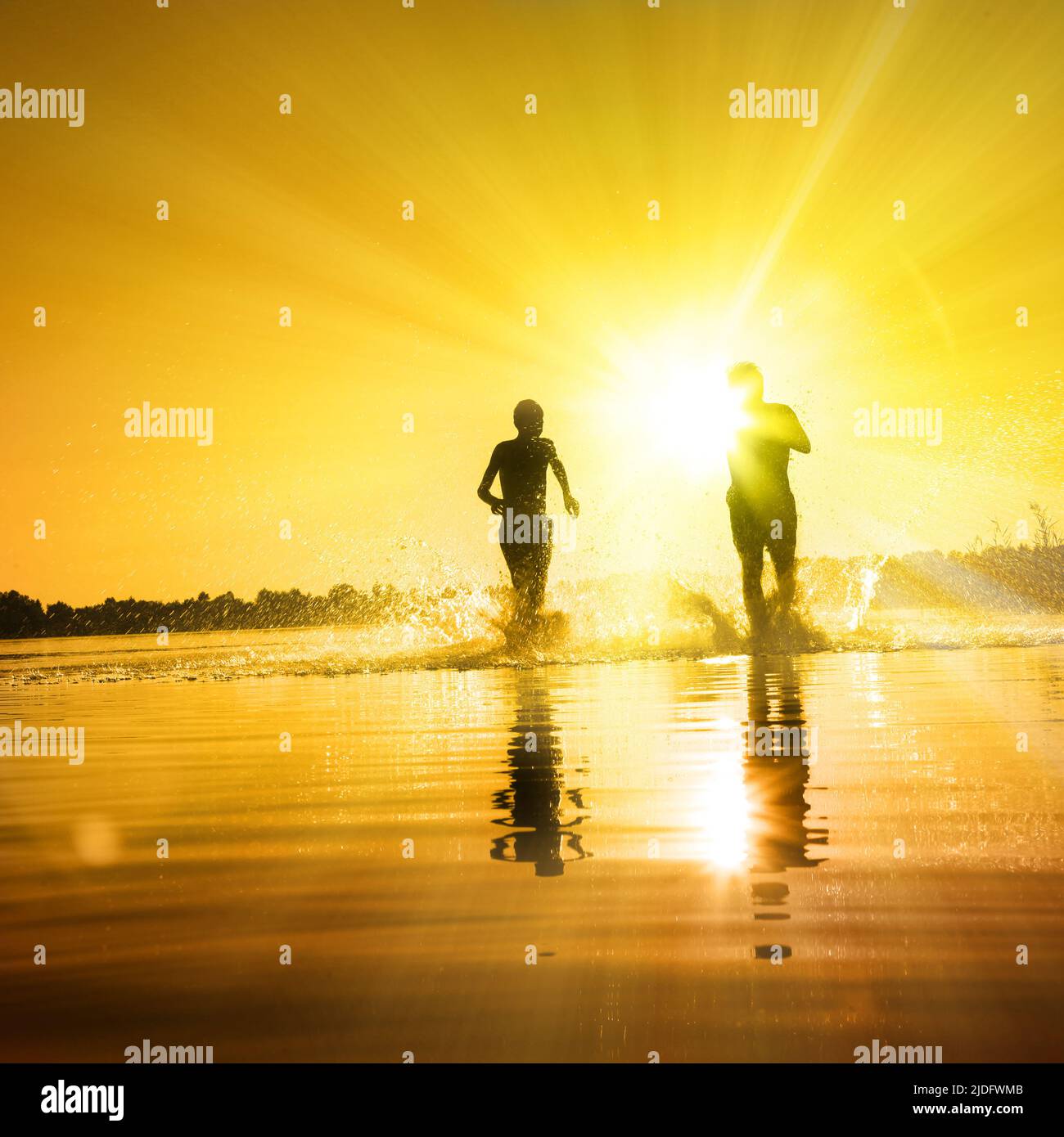 Groupe de jeunes jouant à des jeux sur une plage de sable un jour d'été