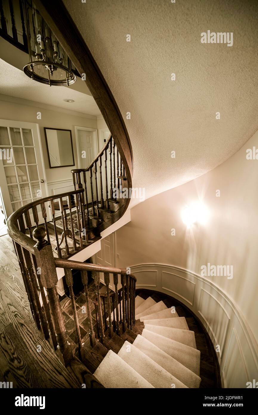 Escalier en spirale dans une maison familiale Banque D'Images