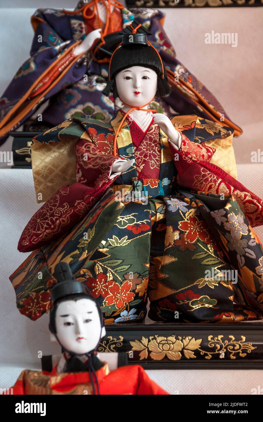 Poupées japonaises traditionnelles avec de beaux ornements et des tissus colorés. Les poupées japonaises sont un élément essentiel de la culture de la nation, il y a ev Banque D'Images