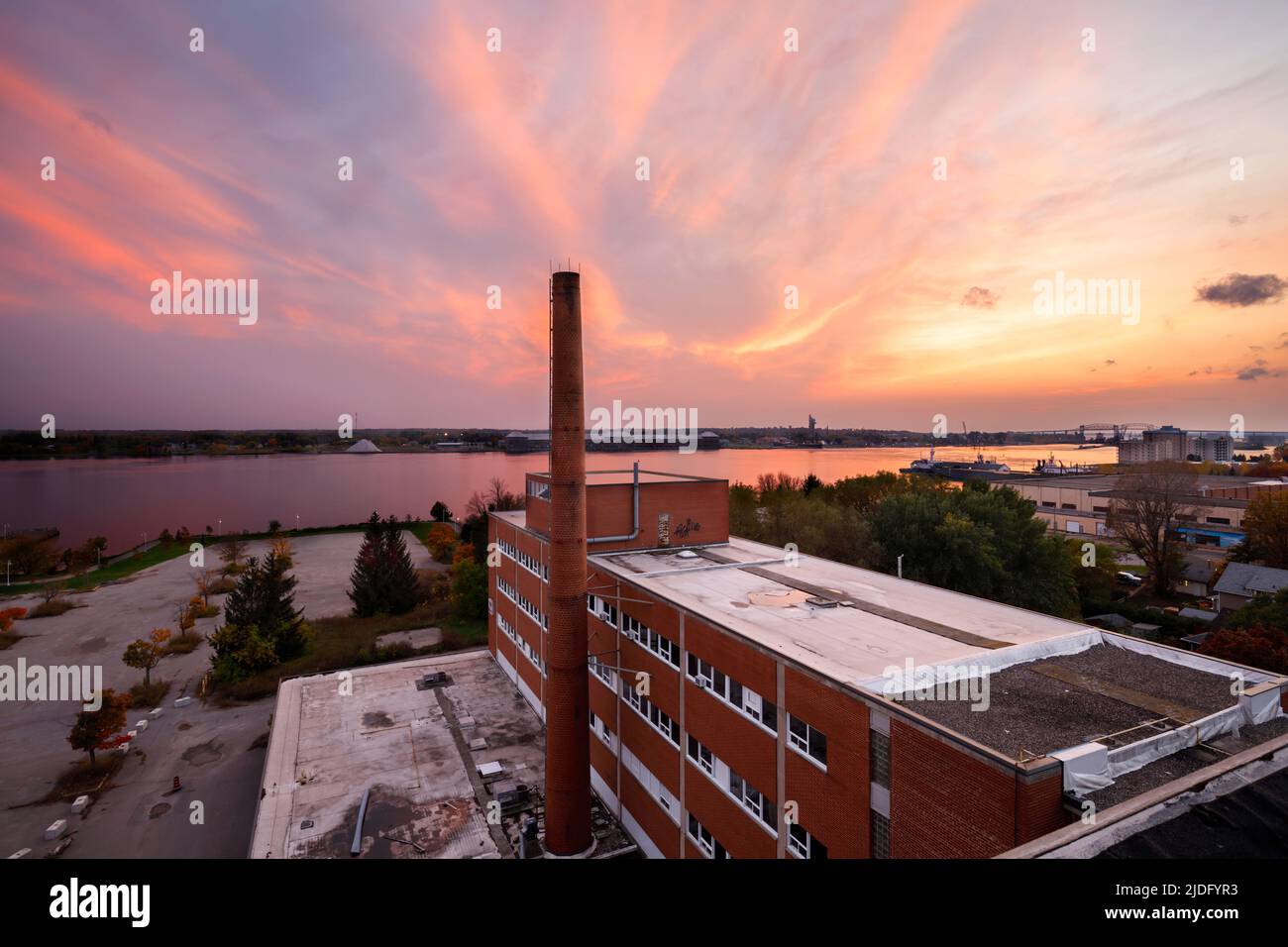 Coucher de soleil sur Sault Ste Marie au Canada et aux États-Unis et la rivière St Marys. Banque D'Images