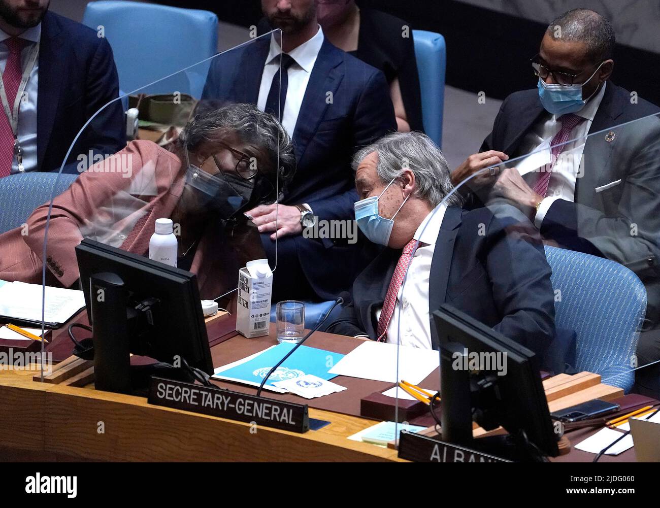 Le Secrétaire général de l'ONU, António Guterres, et membre permanent de l'Ambassadeur des Nations Unies, Linda Thomas Greenfield, s'engagent dans une conversation au cours du débat du Conseil de sécurité sur la crise humanitaire en Syrie et la Journée mondiale des réfugiés au siège des Nations Unies à 20 juin 2022, à New York. Une crise massive des réfugiés a déplacé des millions de personnes alors que la guerre civile perdure depuis 2011, causant la destruction des infrastructures et de l'économie syrienne. Selon les sources, 11,1 millions de personnes en Syrie ont besoin d'une aide humanitaire. ( Photo de John Lamparski/Sipa USA) Banque D'Images